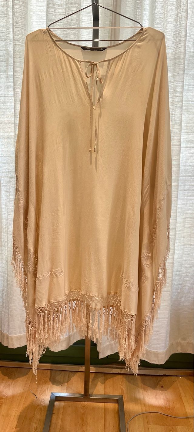 Vestido tipo poncho con flecos Zara T.M