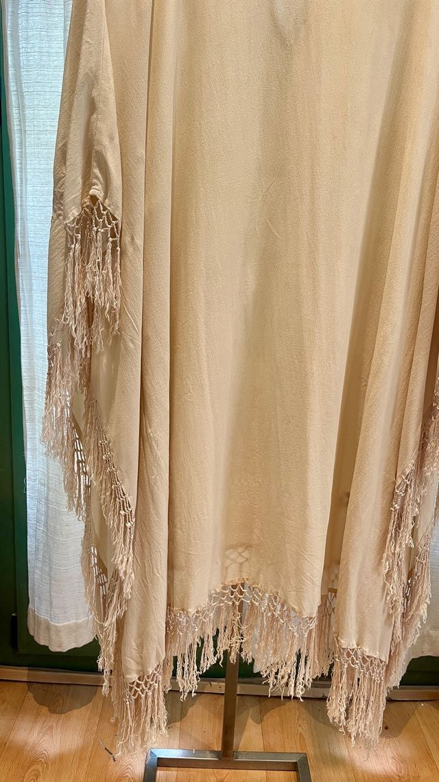 Vestido tipo poncho con flecos Zara T.M