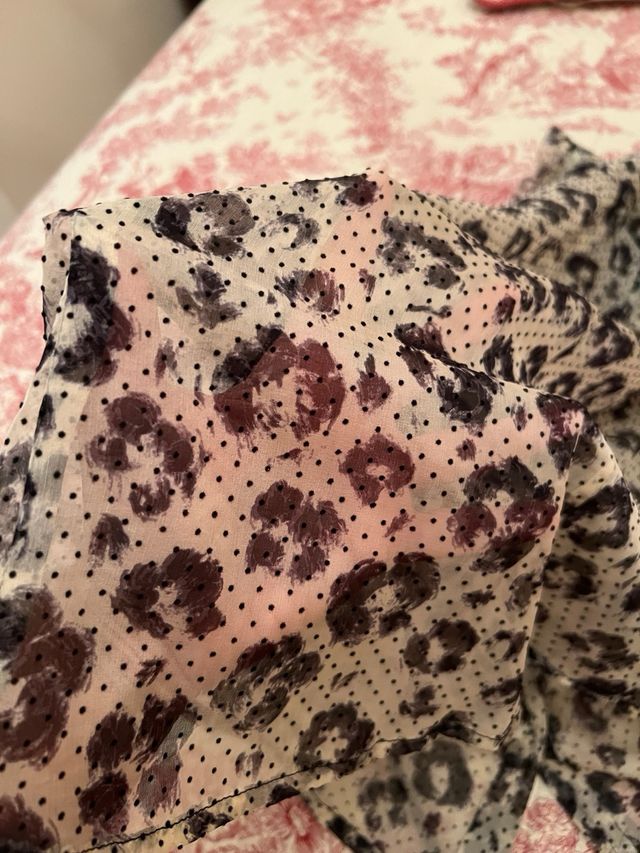 Blusa de seda Zara em bege e preto