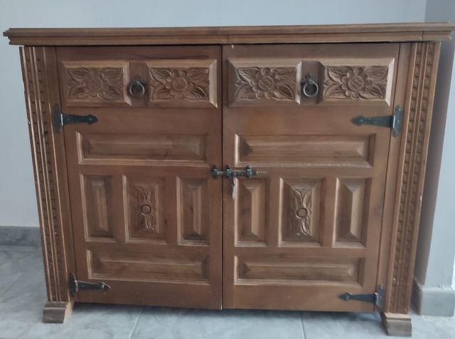 Mueble castellano con maquina de coser