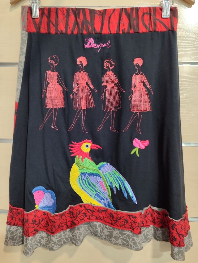 FALDA CORTA DESIGUAL TALLA L