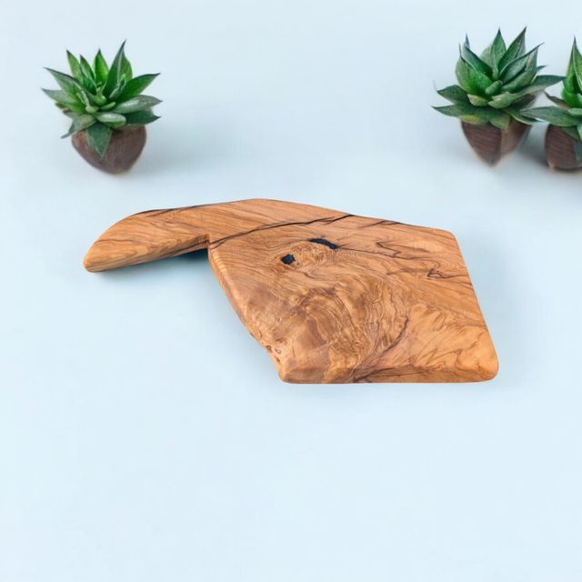 Tagliere in ulivo e inserti in resina