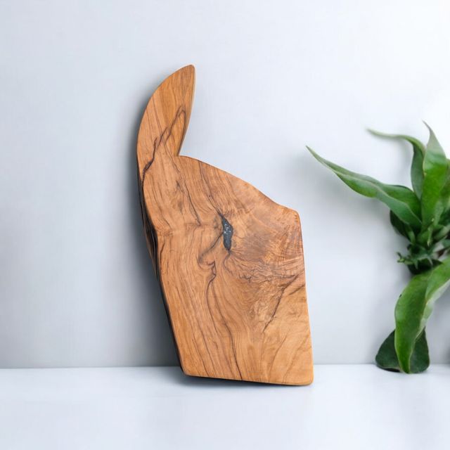 Tagliere in ulivo e inserti in resina