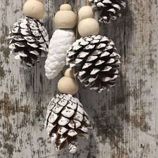 Decoración Navidad con piñas hecho a mano