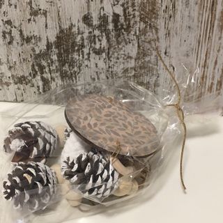 Decoración Navidad con piñas hecho a mano