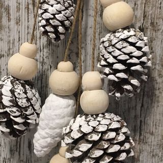 Decoración Navidad con piñas hecho a mano