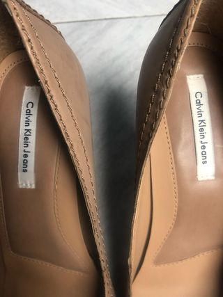 Zapato de piel de tacon Calvin Klein. Talla 40