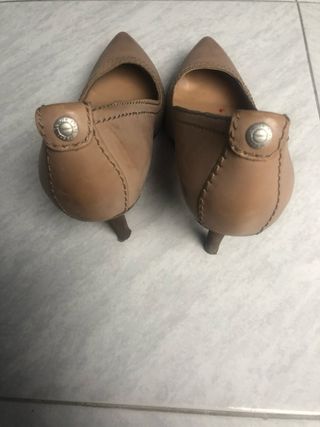 Zapato de piel de tacon Calvin Klein. Talla 40