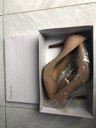Zapato de piel de tacon Calvin Klein. Talla 40