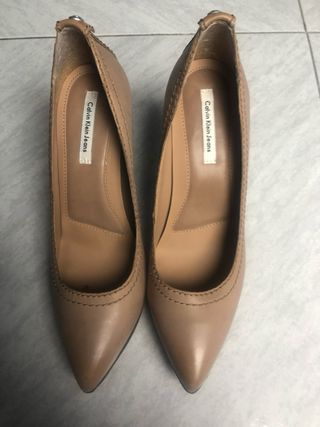 Zapato de piel de tacon Calvin Klein. Talla 40