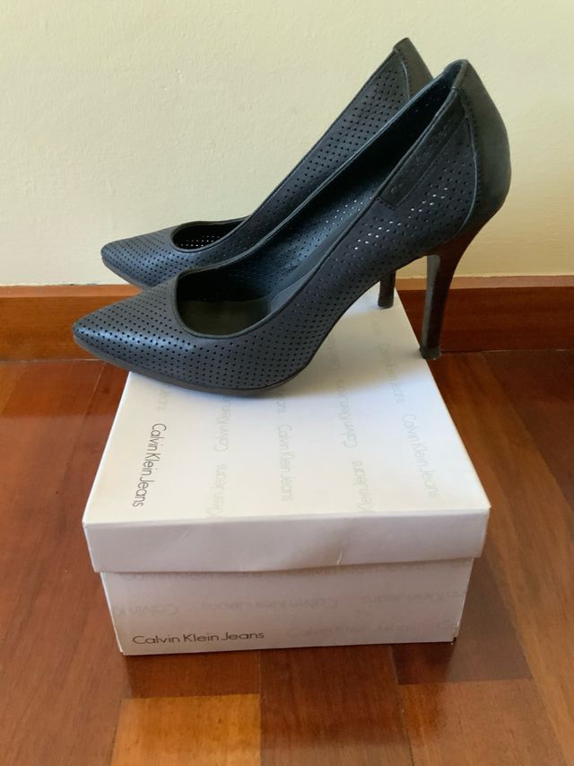 Zapatos de piel de tacon Calvin Klein. Negros .T