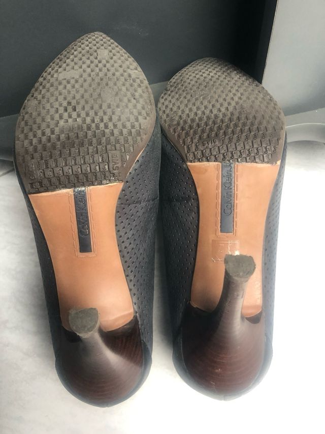 Zapatos de piel de tacon Calvin Klein. Negros .T