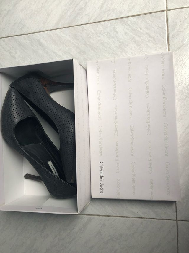 Zapatos de piel de tacon Calvin Klein. Negros .T