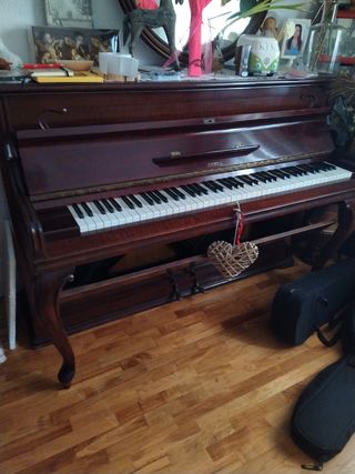 Urge vender piano de pared