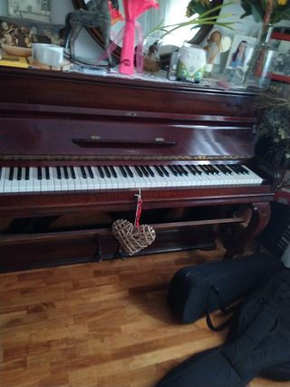 Urge vender piano de pared