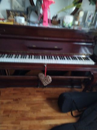 Urge vender piano de pared