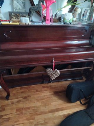 Urge vender piano de pared