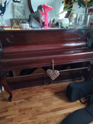 Urge vender piano de pared