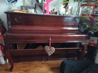 Urge vender piano de pared