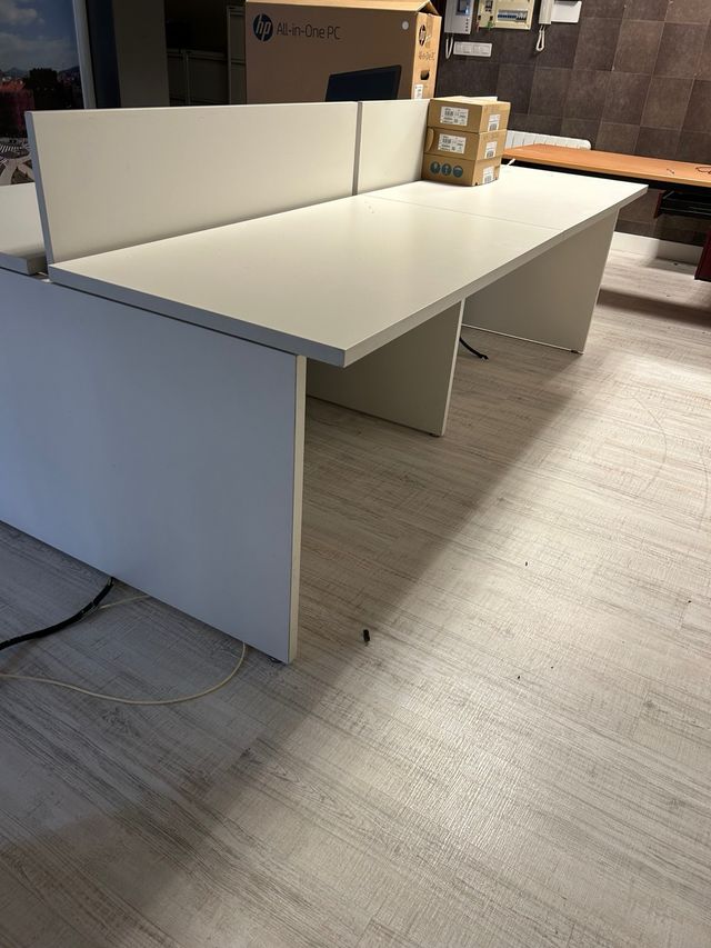 Conjunto de mesas se oficina para varios puestos