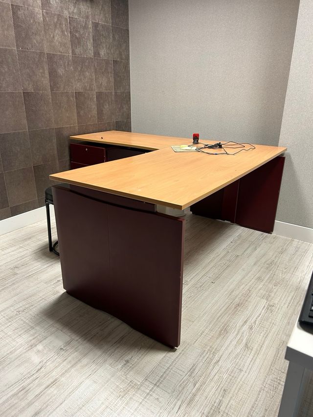 Conjunto de mesas se oficina para varios puestos