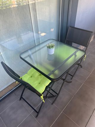 Mesa y sillas exteriores