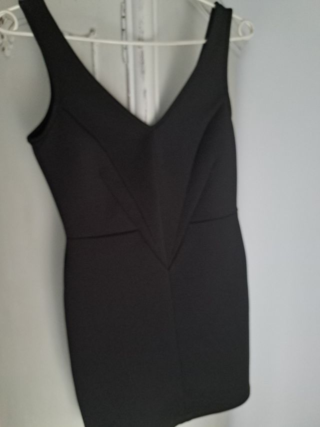 Vestido negro mini de blanco