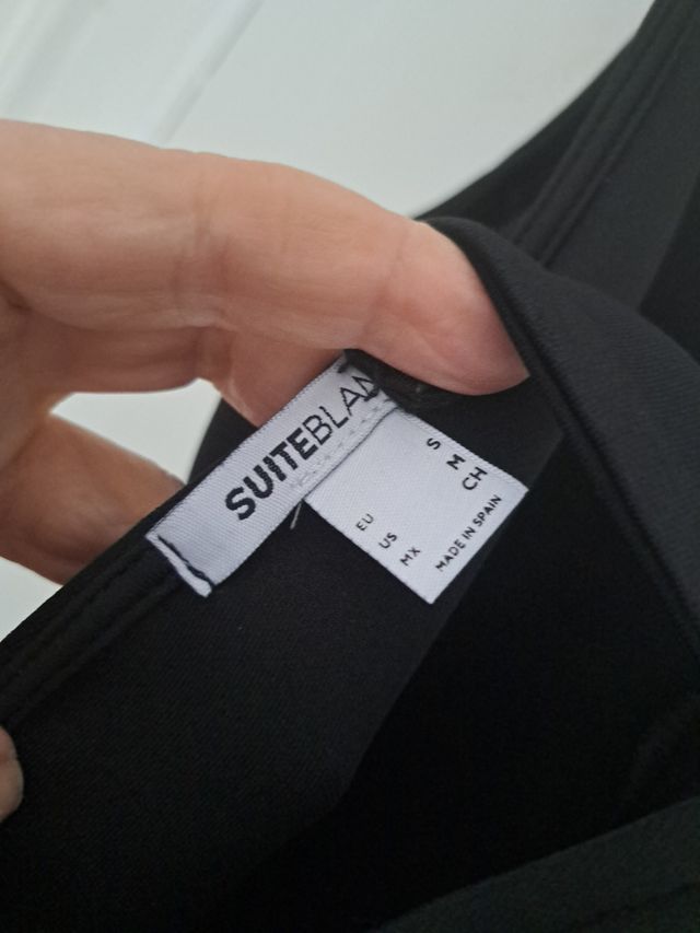 Vestido negro mini de blanco