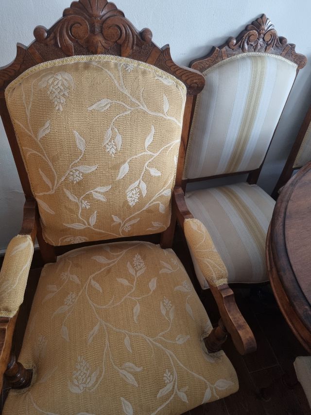 Antigüedad. Conjunto mesa, sillas 