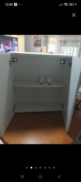 Mueble blanco de colgar de baño con espejos