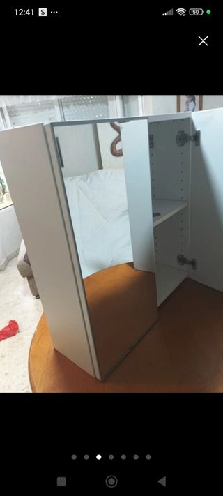 Mueble blanco de colgar de baño con espejos
