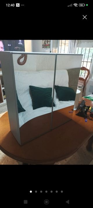 Mueble blanco de colgar de baño con espejos