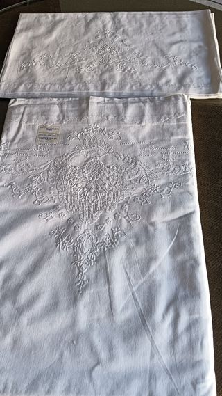 Sabana encimera blanca bordada a mano