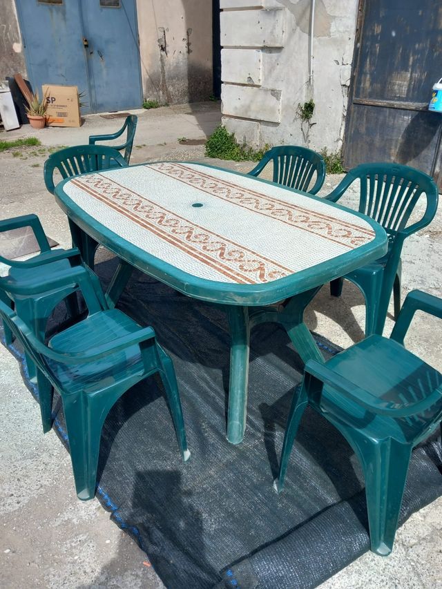 Tavolo e sedie da esterno.