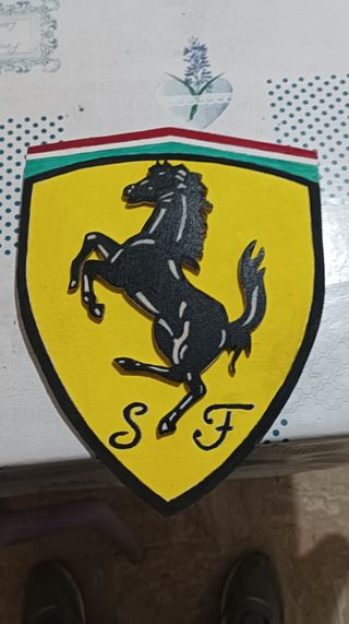 Gadgets in legno Ferrari 