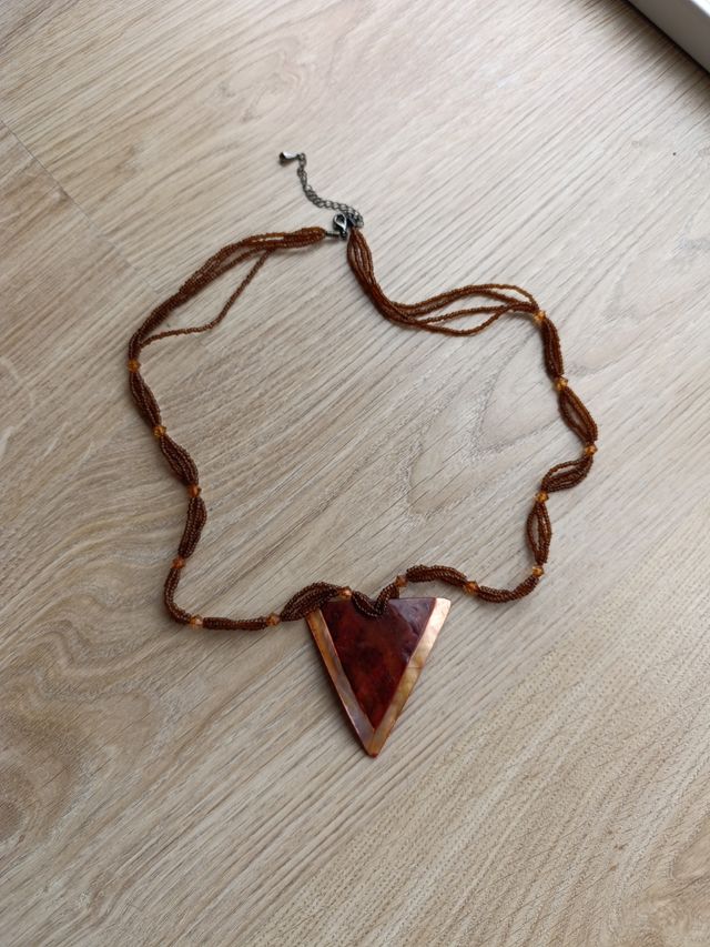 COLLAR DE RESINA Y MÚLTIPLES CUENTAS