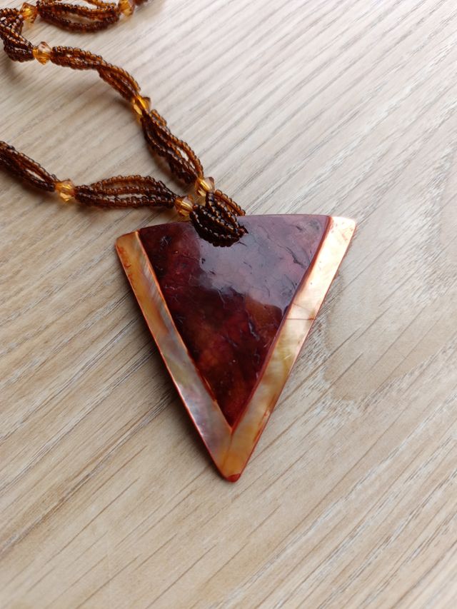 COLLAR DE RESINA Y MÚLTIPLES CUENTAS