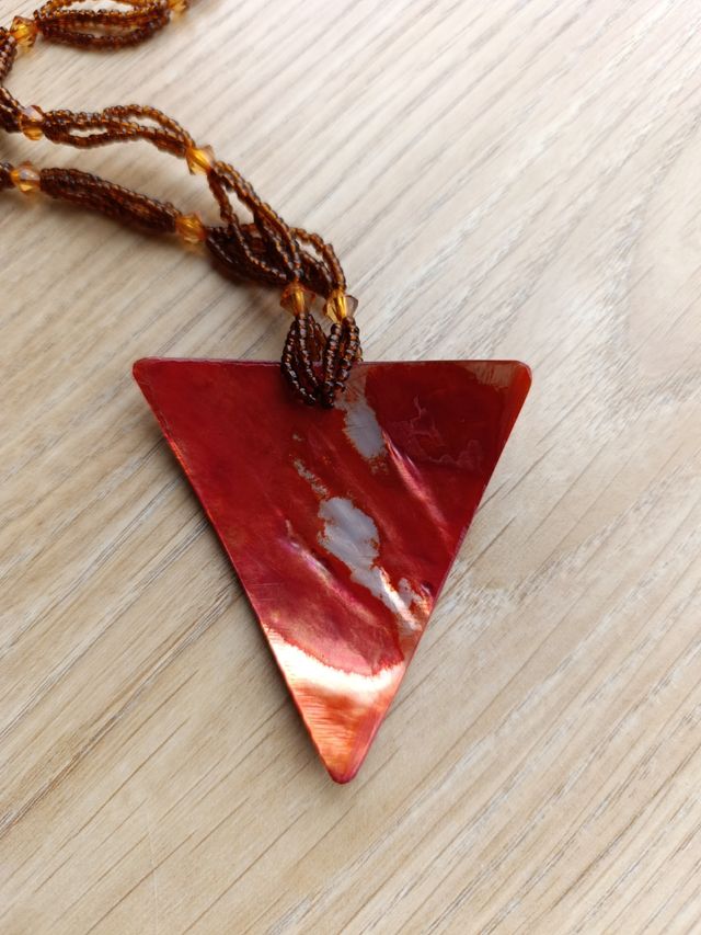 COLLAR DE RESINA Y MÚLTIPLES CUENTAS