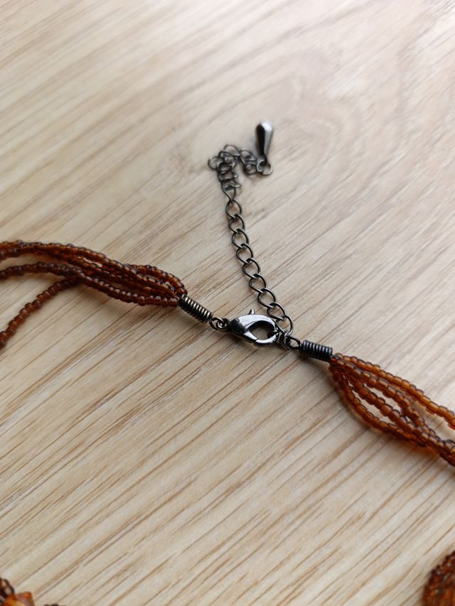 COLLAR DE RESINA Y MÚLTIPLES CUENTAS