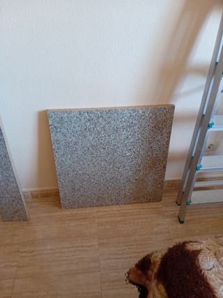 Piezas de imitación mármol.