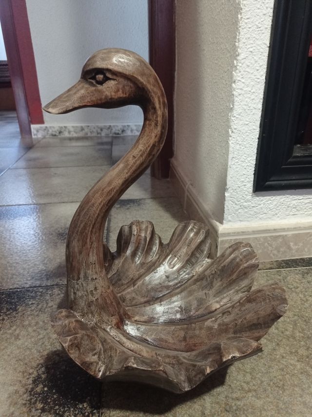 Scultura in legno a forma di anatra