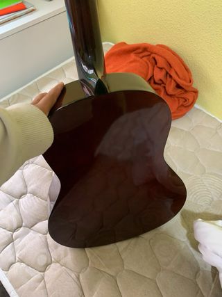 Guitarra española con funda y accesorios