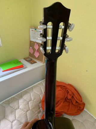 Guitarra española con funda y accesorios