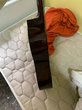 Guitarra española con funda y accesorios