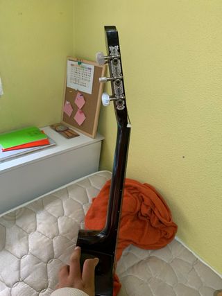 Guitarra española con funda y accesorios