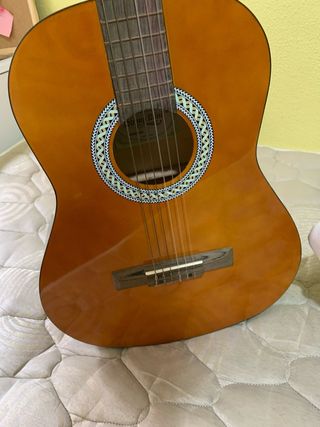 Guitarra española con funda y accesorios
