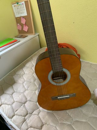 Guitarra española con funda y accesorios