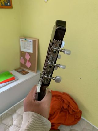 Guitarra española con funda y accesorios
