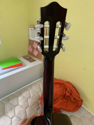 Guitarra española con funda y accesorios