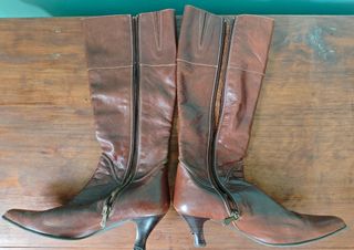 Botas altas, de piel, tacón estrecho, talla 37.